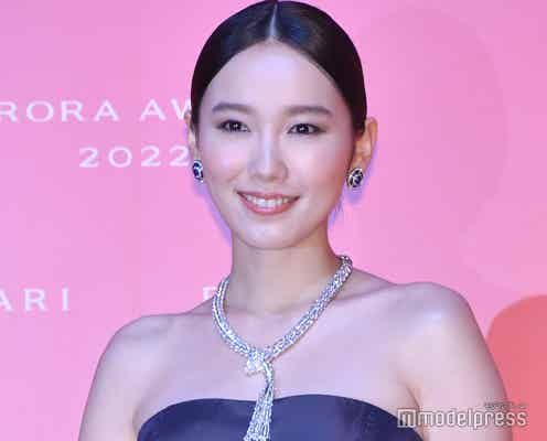 飯豊まりえ、総額1億超ジュエリーに感動 シンプルドレスで美デコルテ際立つ<BVLGARI AVRORA AWARDS 2022>