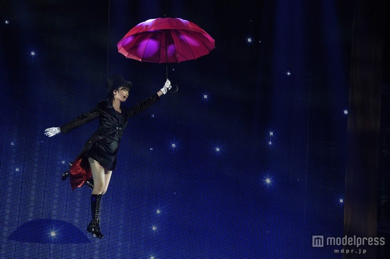 島崎遥香も空中フライング（C)AKS