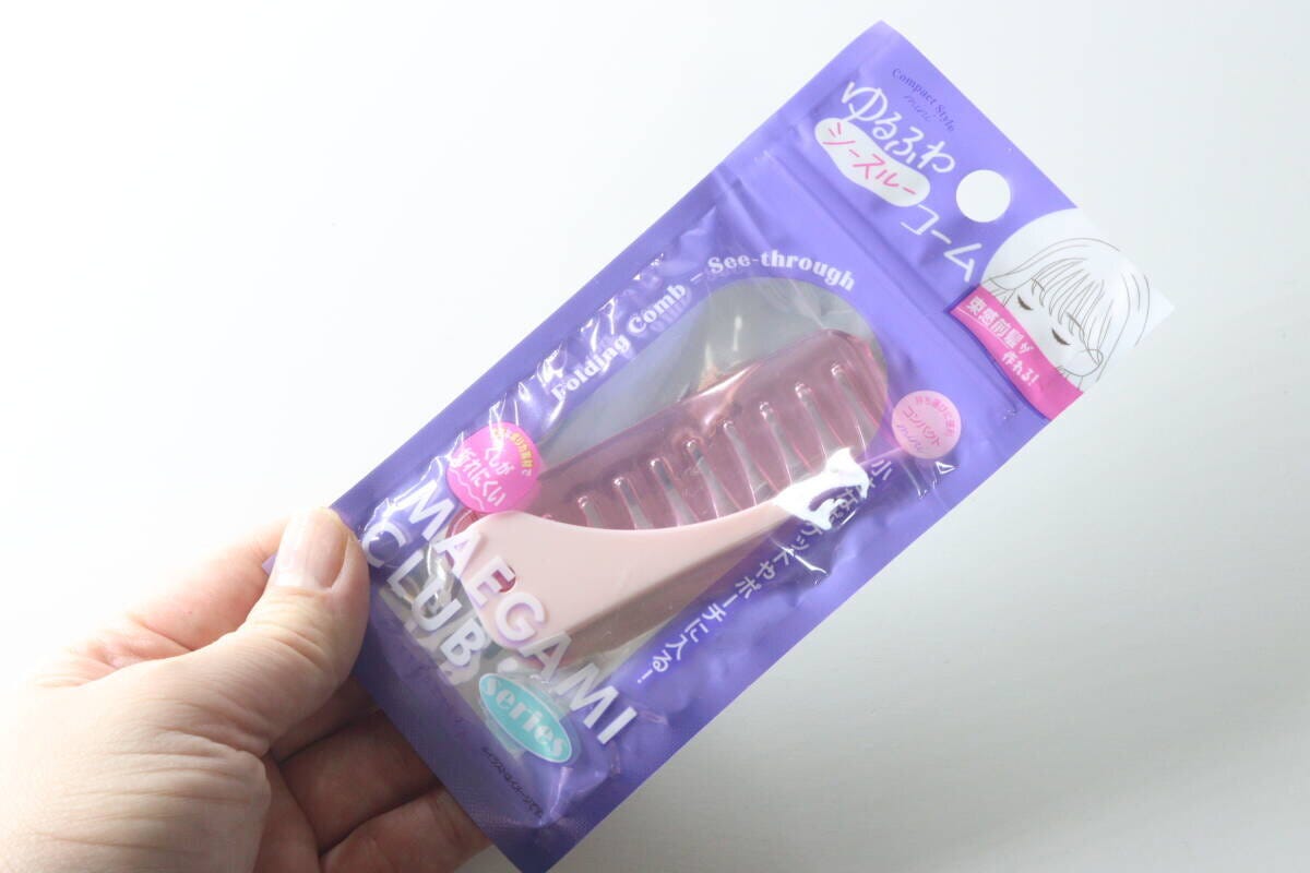 女性が「ゆるふわシースルーコーム」のパッケージを手に持っている