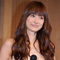 モデルプレス - ヨンア、ミニワンピで輝く美脚披露 “マッコリ美人部”部長に就任