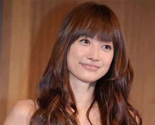 ヨンア、ミニワンピで輝く美脚披露 “マッコリ美人部”部長に就任