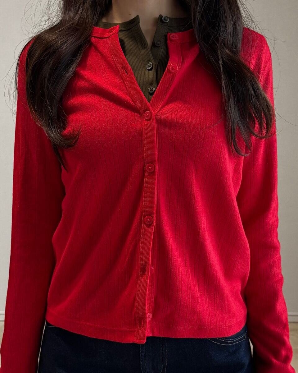 ユニクロ　ポインテールカーディガン　レッド着用アップ