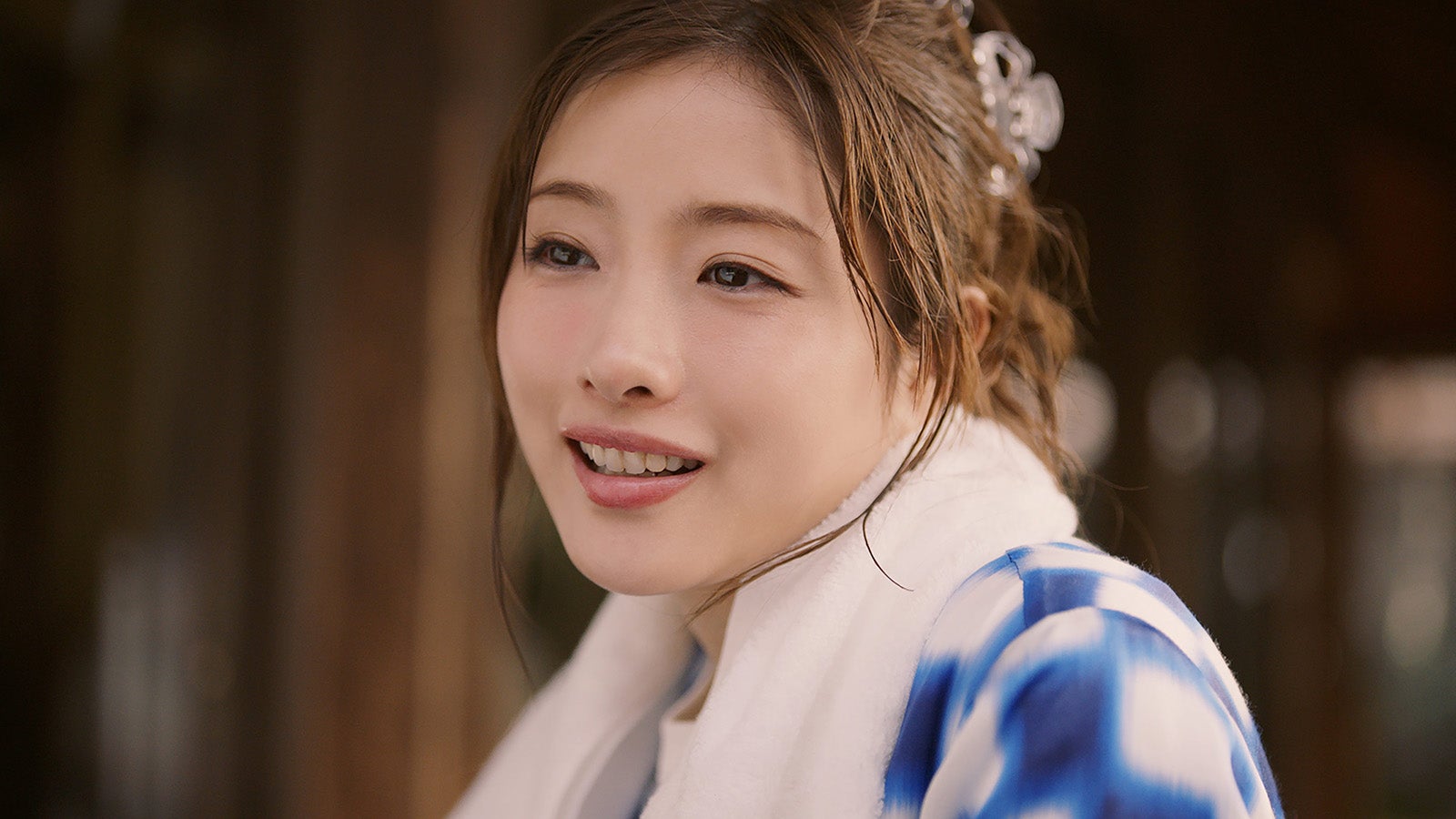 石原さとみ、濡れ髪の湯上がりヘアメイク姿を披露