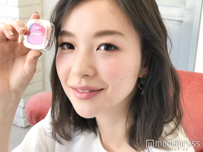 コンパクトサイズでポーチインにも◎/モデル・岡田ゆり子(C)モデルプレス