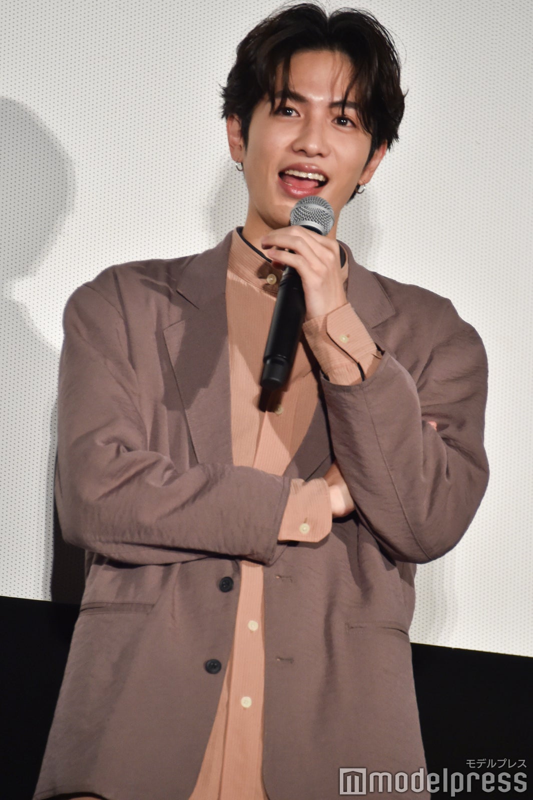 考える志尊淳 （C）モデルプレス