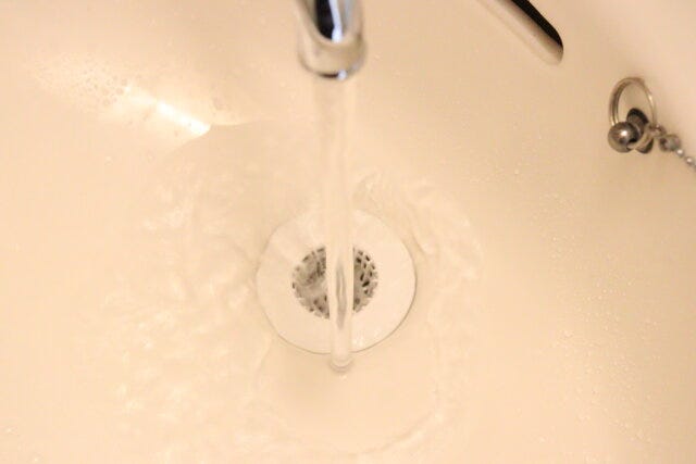 ダイソーの水切れが良い洗面台のごみガード