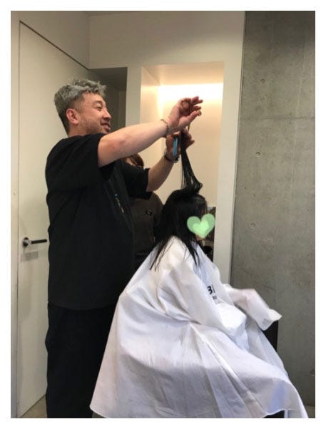 ヘアカット中の麗禾ちゃん/市川海老蔵オフィシャルブログ(Ameba)