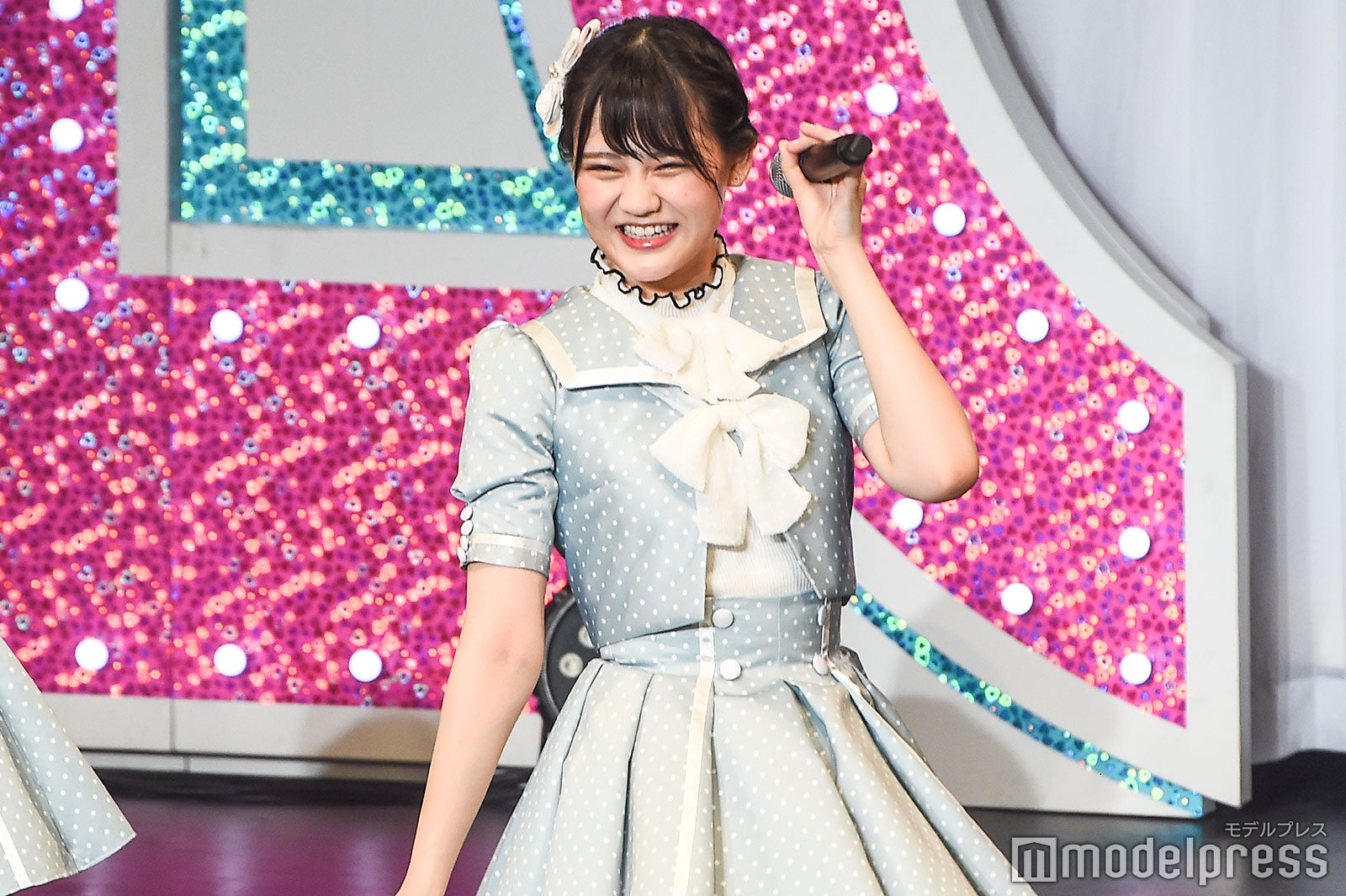 カメコさんに撮ってほしいタイミングを再現する高松瞳／＝LOVEファーストツアー「今、この船に乗れ！」東京公演 （C）モデルプレス