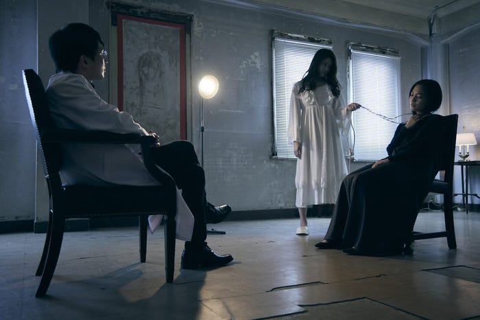 じろう(シソンヌ)、松村沙友理、松本妃代(C)フジテレビ