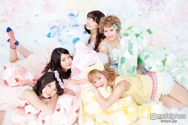 ℃-ute、グラビアでフレンチロリータに挑戦
