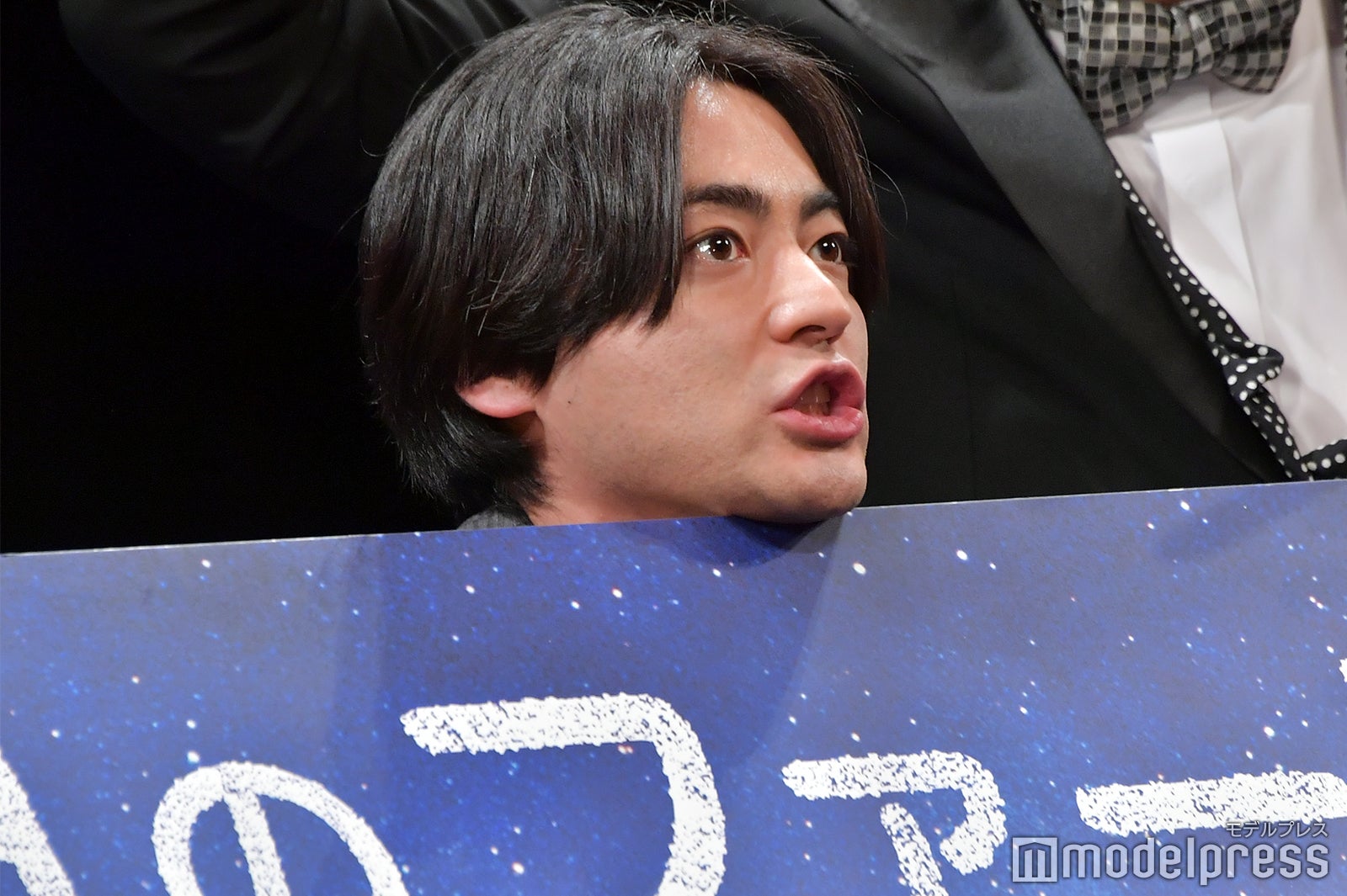 パネルに顔をのせる山田孝之 （C）モデルプレス
