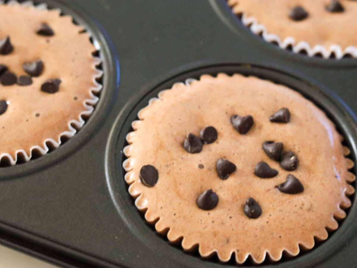 トッピング用のチョコチップをちらし、170℃で20～25分焼く。