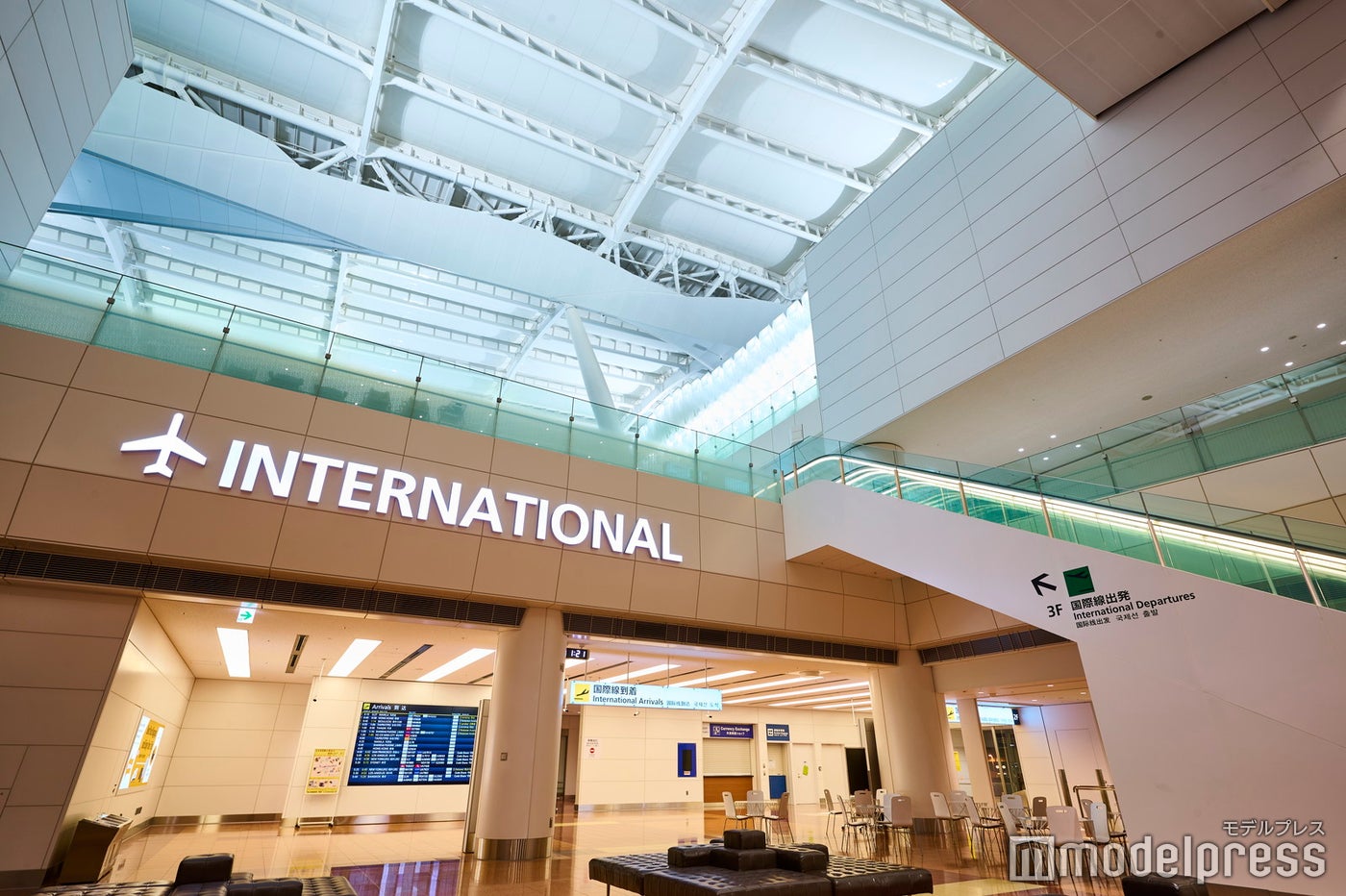 「INTERNATIONAL」の文字を目印に昇りエスカレーターで国際線エリアへ（C）モデルプレス