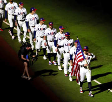 WBC決勝 試合前セレモニーがすごい 球場暗転→スタンドがペンライトで装飾→選手入場でジャッジ＆アラエスが旗手
