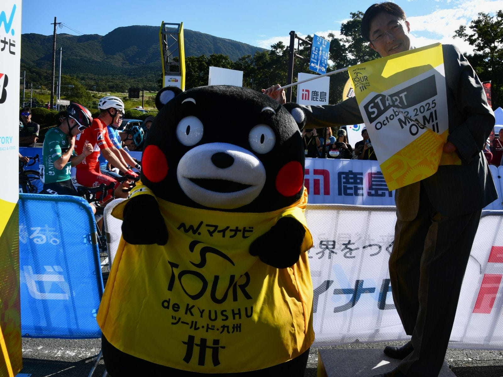 木村知事と一緒にパチリ=10月12日、熊本県阿蘇郡