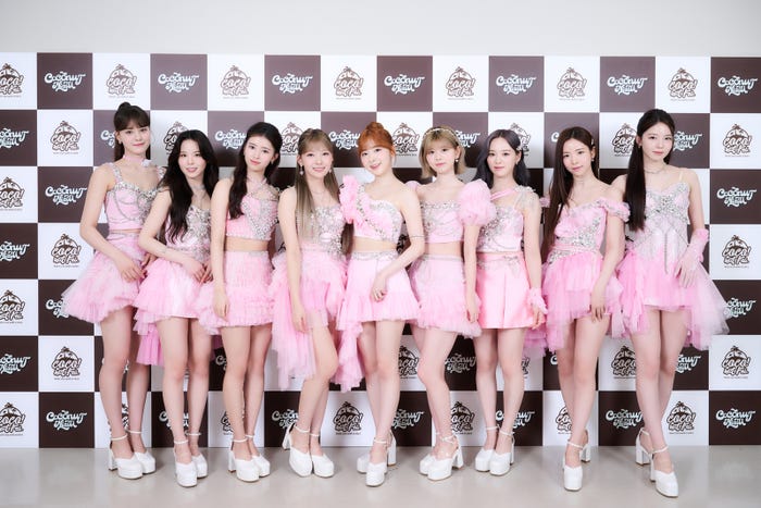 囲み取材に出席したNiziU/撮影:田中聖太郎