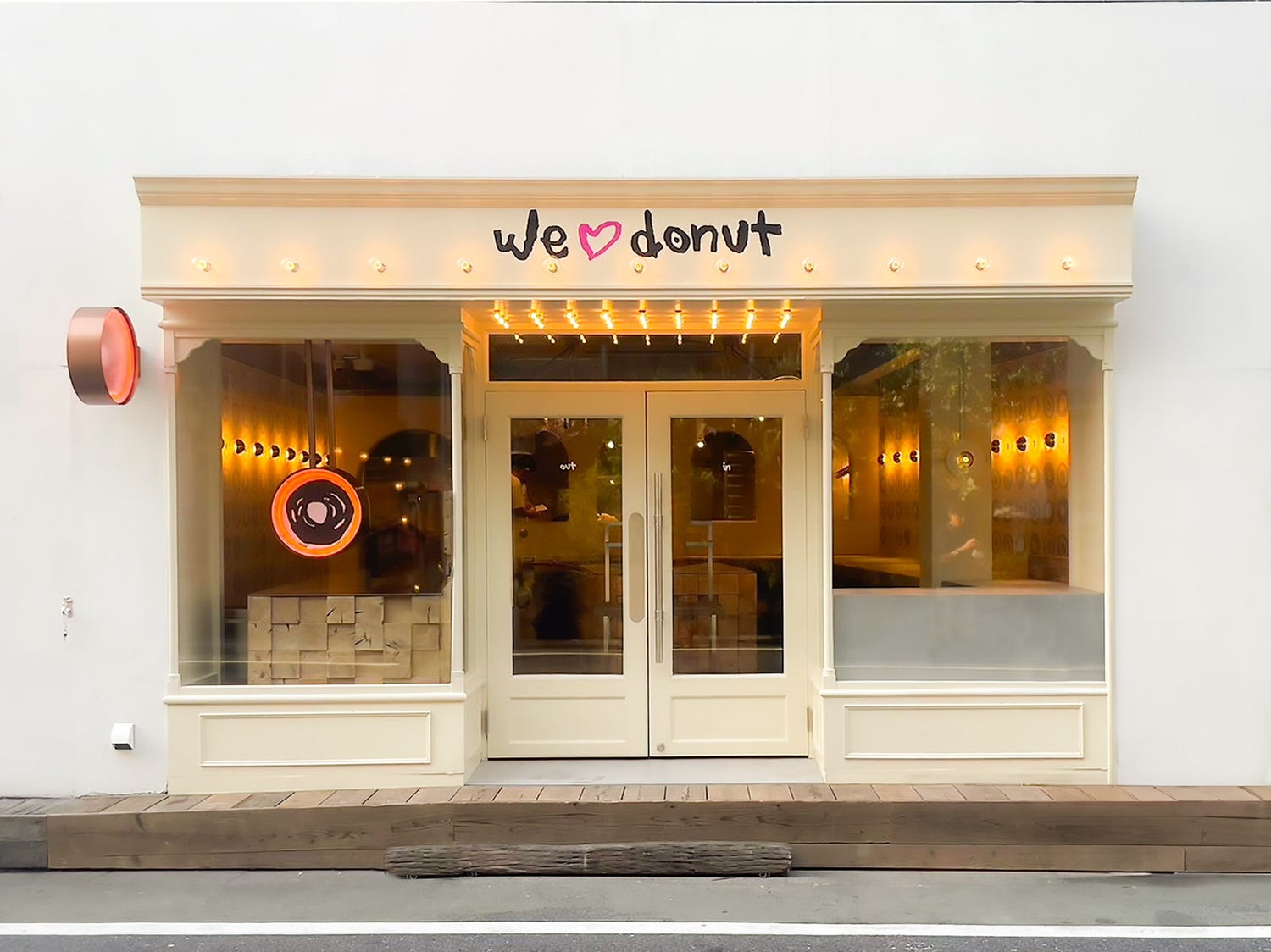 生ドーナツ専門店「WeLoveDonut」東京・自由が丘に誕生 定番シュガー&クリーム入りなど多彩なフレーバー