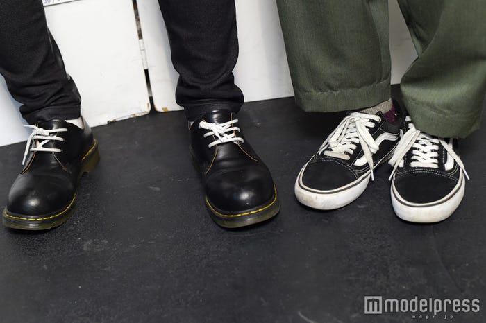 この日の2人の足元は?(左から)佐野勇斗、板垣瑞生(C)モデルプレス