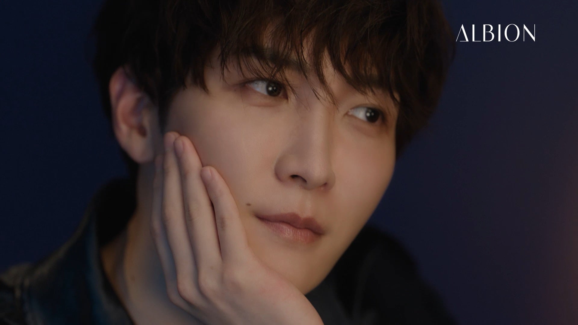 Snow Man渡辺翔太、自身プロデュースの“ナイトマスク”贈りたいメンバーは？ネイビー衣装で「夜の癒しタイム」表現