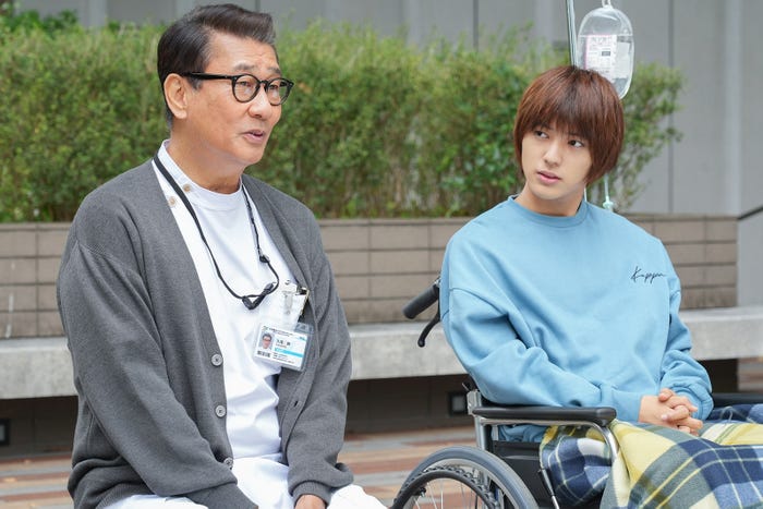 中井貴一、荒木飛羽 「ザ・トラベルナース」第7話より(C)テレビ朝日