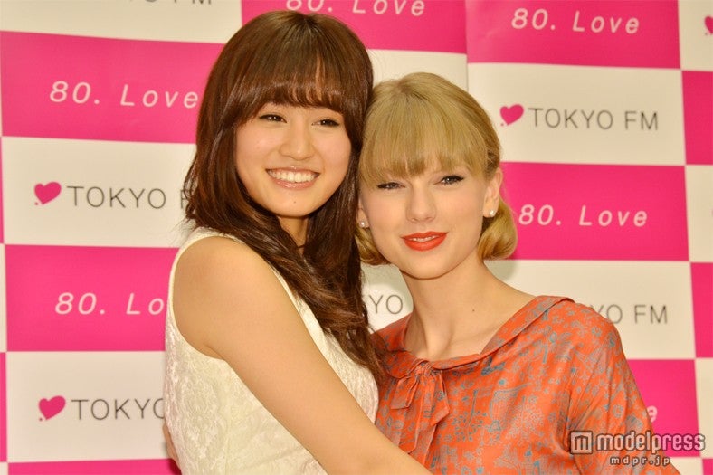 前田敦子（左）とテイラー・スウィフト（右）