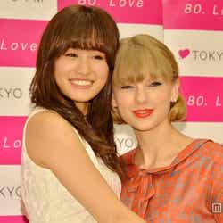 前田敦子(左)とテイラー・スウィフト(右)