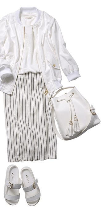 ブルゾン ¥22,000/ミミ&ロジャー、ロゴTシャツ ¥9,800/ミミ&ロジャー、ストライプスカート ¥16,000/Stola.、巾着バッグ ¥8,000/アンデミュウ(アダストリア)、サンダル ¥12,500/ダイアナ(ダイアナ 銀座本店)(C)TOPLOG
