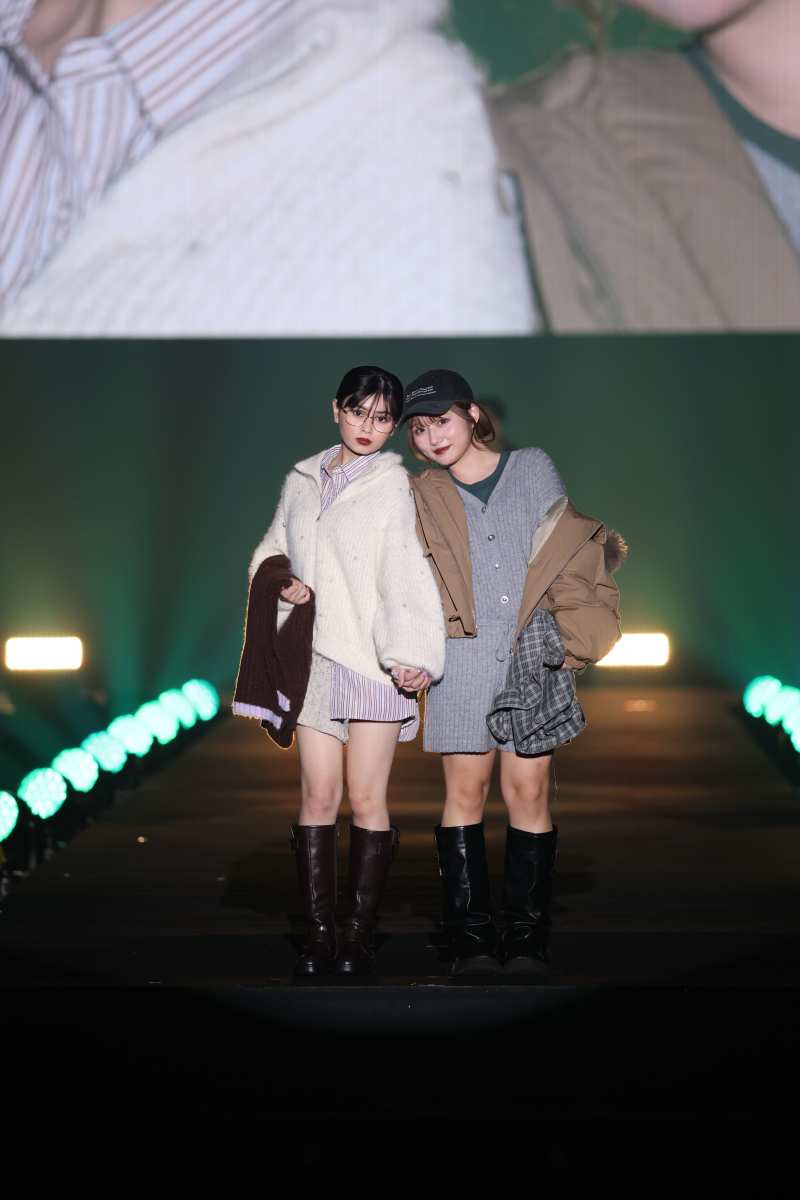おひな×希空、ペアでランウェイ グランパコアなスタイリング トップで見つめ合い