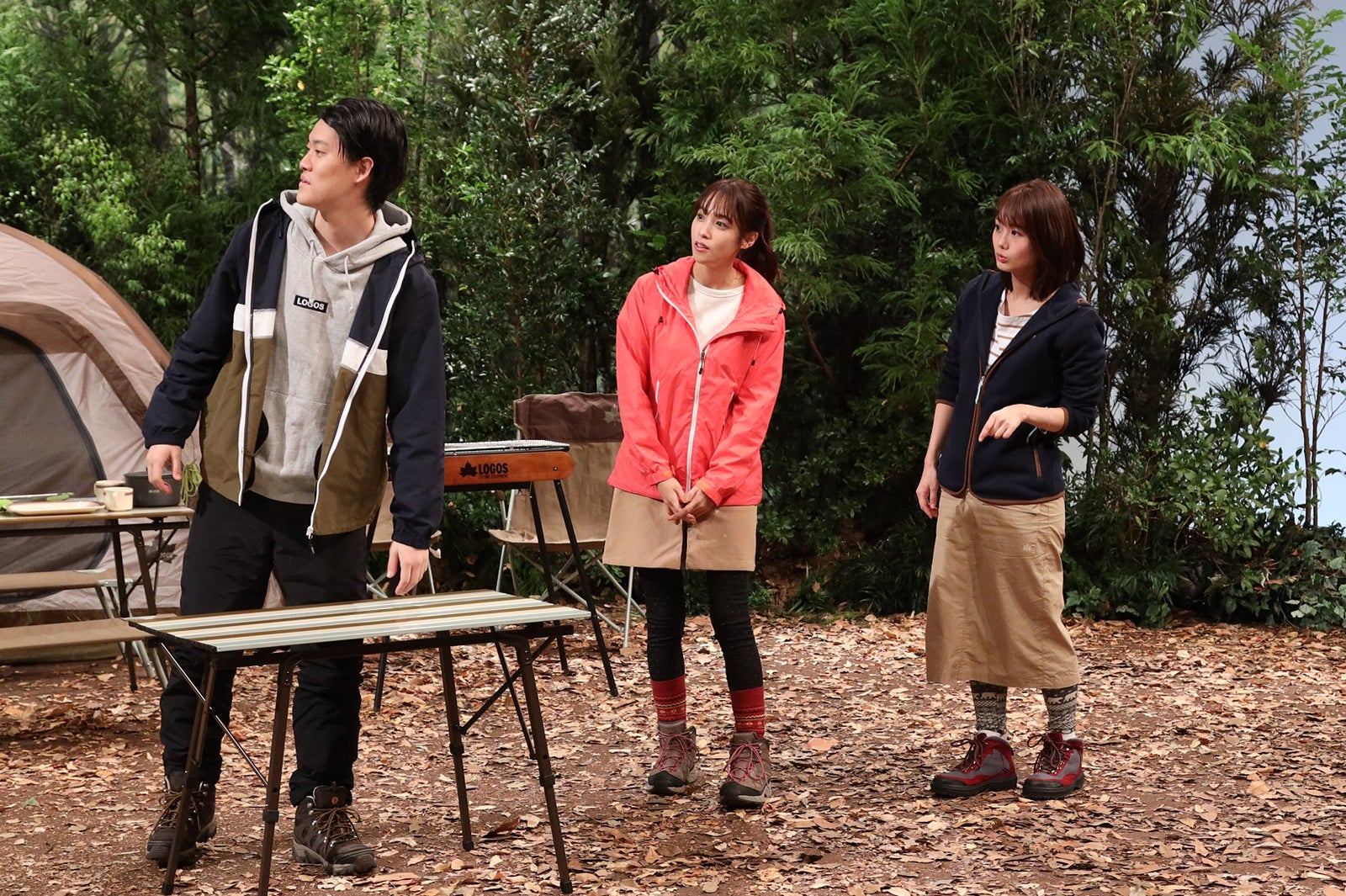 コント「ぶっとび！飛美男くん」（左から）粗品、鷲見玲奈、井上清華アナウンサー（C）フジテレビ