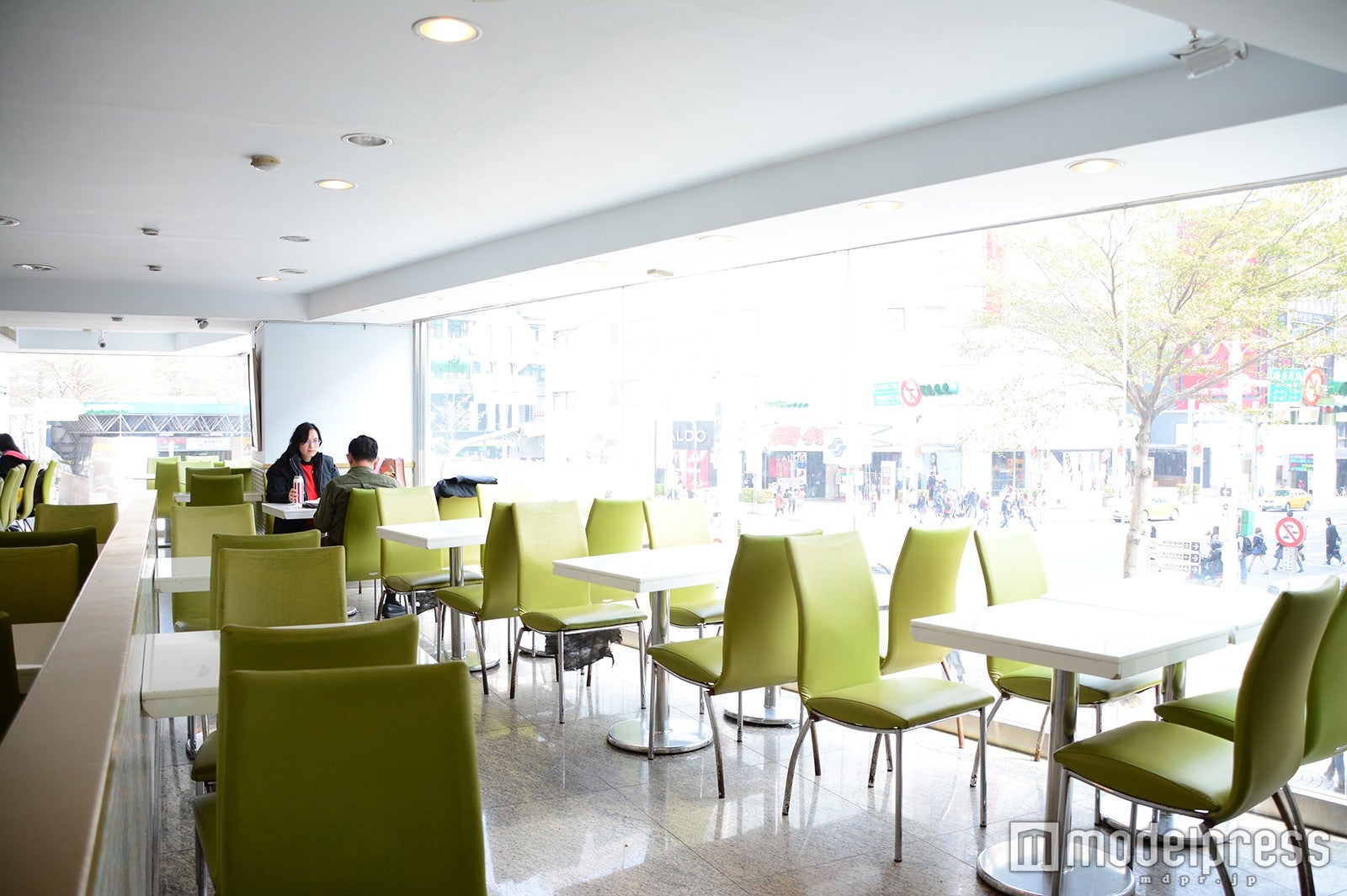 大きなガラス窓が開放的（C）モデルプレス