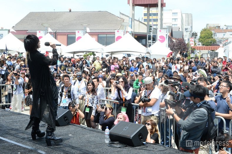 10万人の歓声を受ける、AKIRA