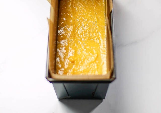 パウンド型に生地を注ぎ入れ、170度に予熱したオーブンで40分ほど焼く