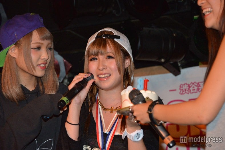 サプライズバースデーに驚くあいゆ（中央）