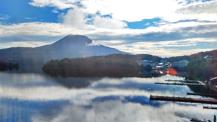 窓から見えるカムイルミナ会場・阿寒湖の森の風景