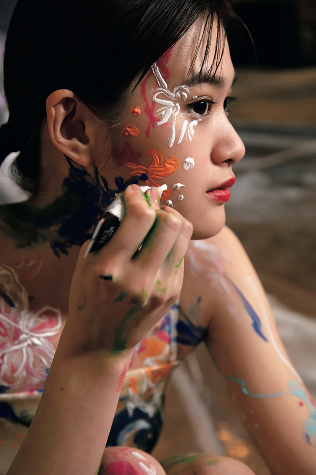 “新世代のヒロイン”小西桜子、ボディペインティング・プールで泳ぐ姿…ファースト写真集決定