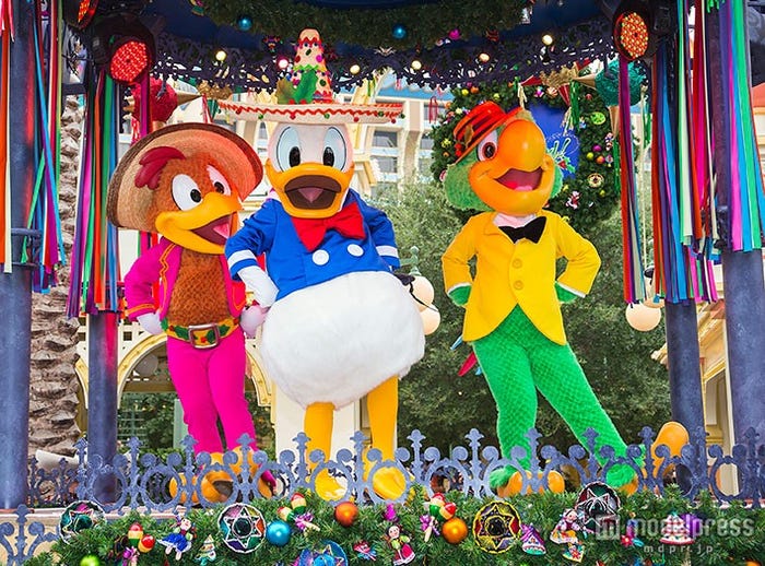 ディズニーランド・リゾート「ディズニー・ビバ・ナビダ!ストリート・パーティー」(C)Disney