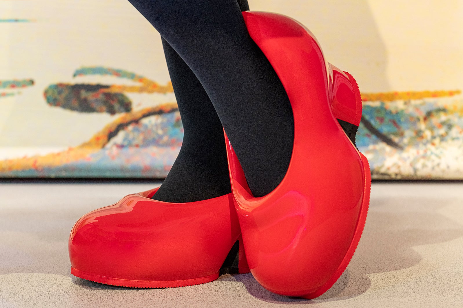 全体のトーンとマッチした赤いヒール※画像はイメージ（C）Disney