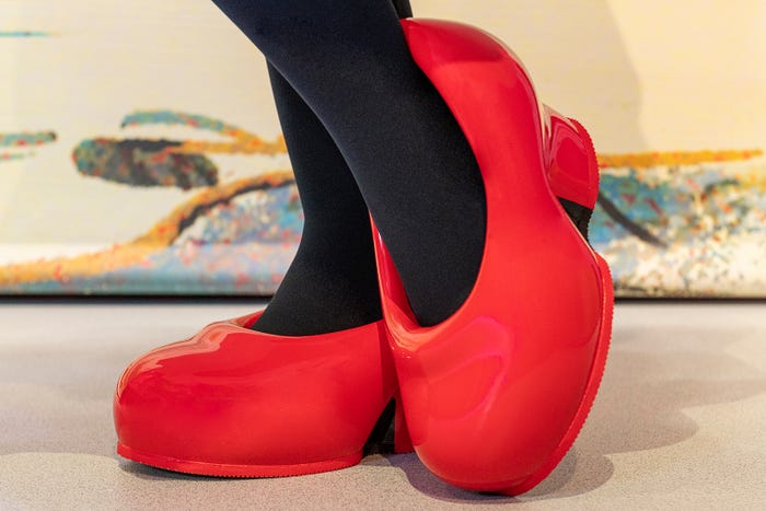 全体のトーンとマッチした赤いヒール※画像はイメージ(C)Disney