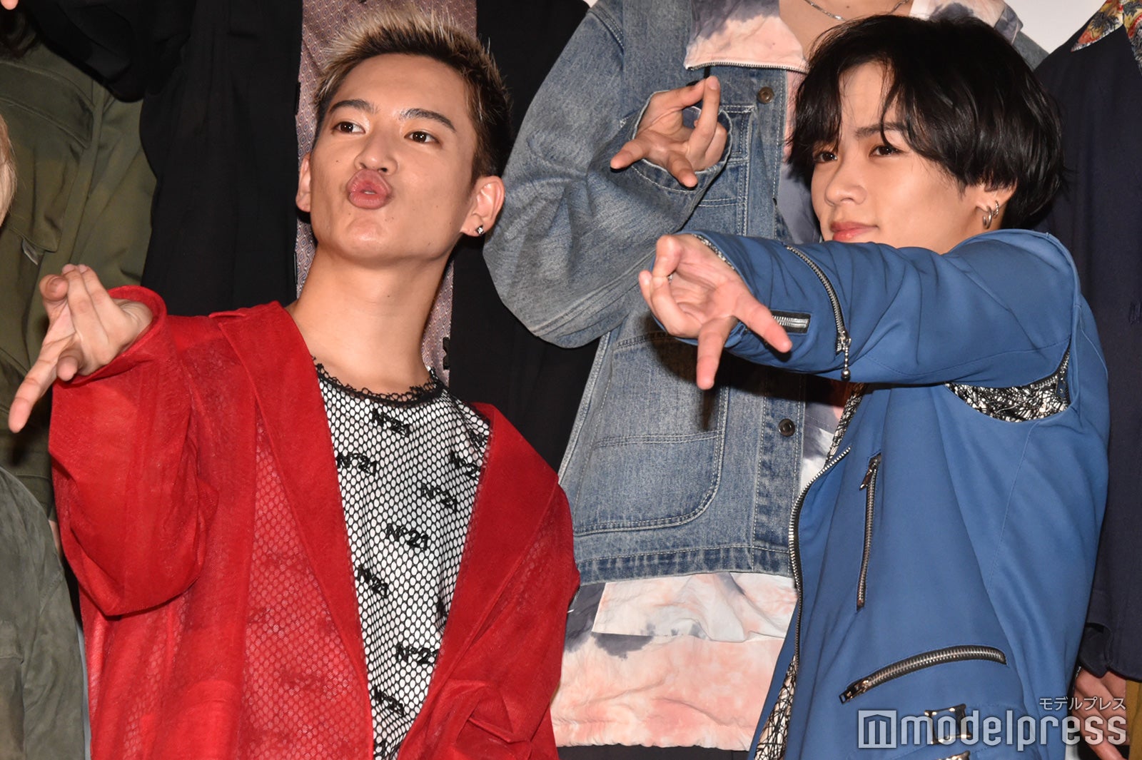 ギャルピースを決める三山凌輝、川村壱馬 （C）モデルプレス