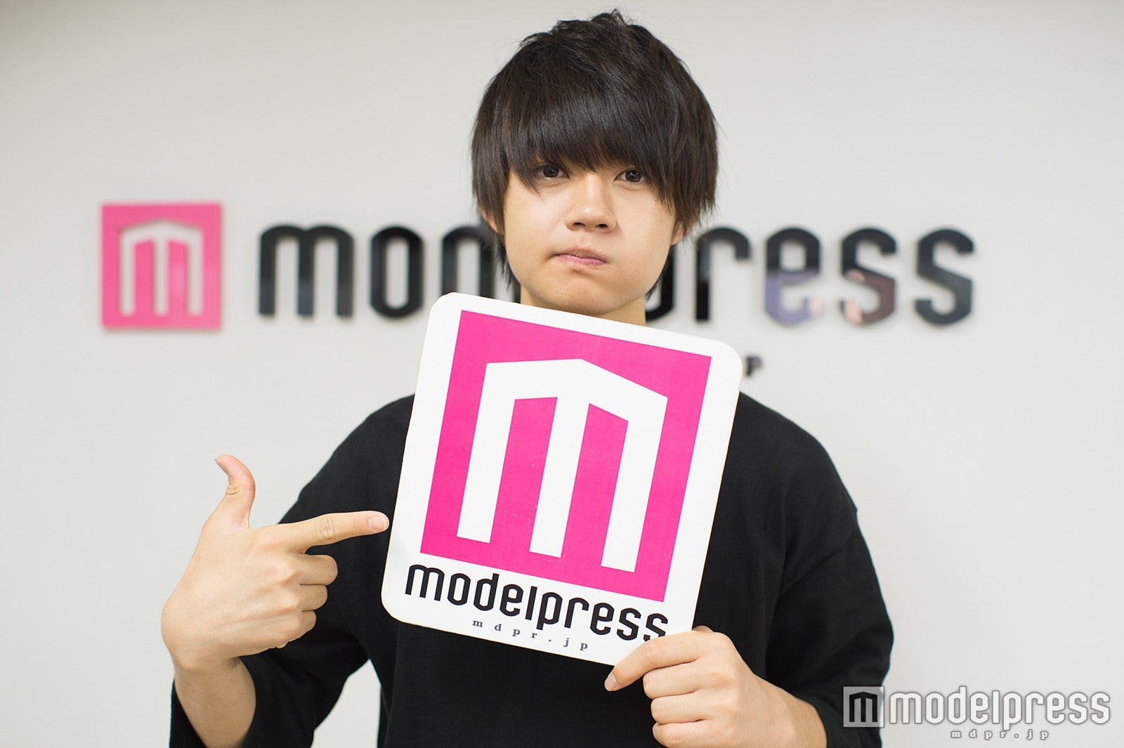 いつも明るい笑顔だけど、実は「緊張しいなんです」（C）モデルプレス