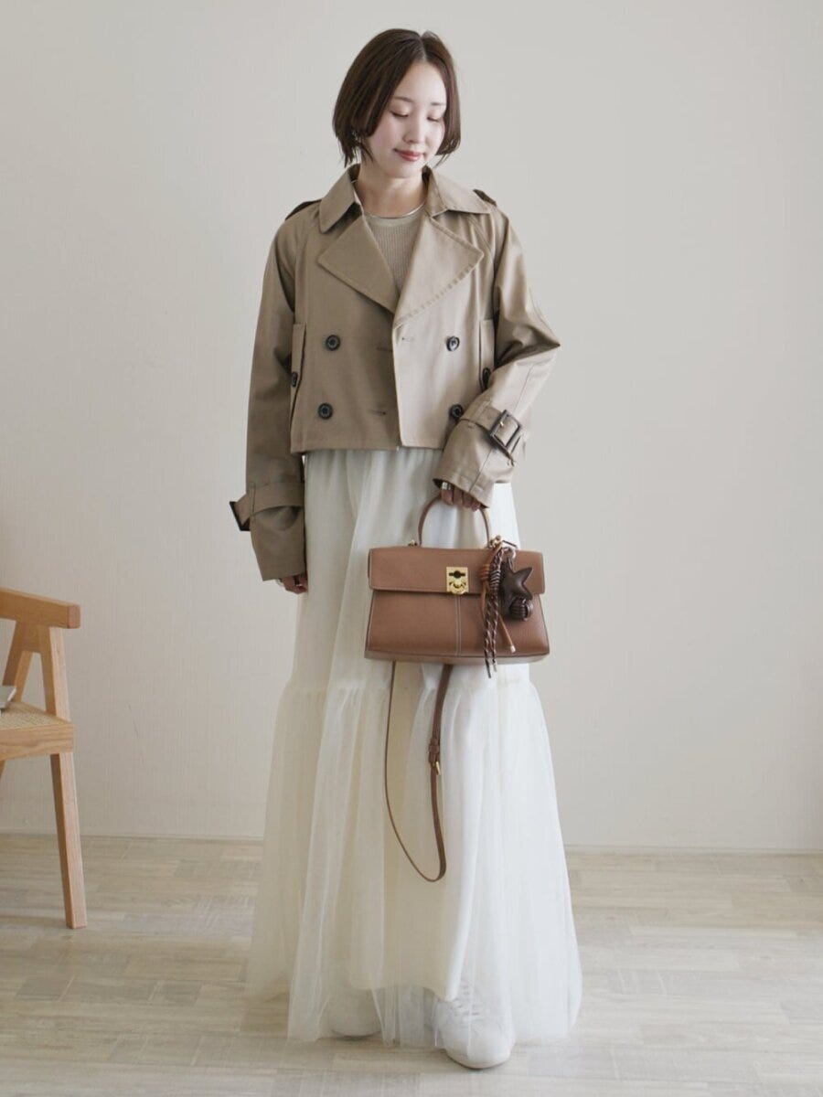 フェミニンコーデ 2026春大人女性おすすめベージュトレンチフェミニンコーデ