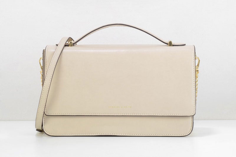 トップハンドルクラッチ「CHARLES & KEITH」10,692円（税込）／画像提供：CHARLES & KEITH OFFICIAL ONLINE STORE