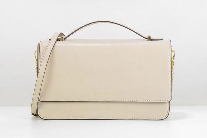 トップハンドルクラッチ「CHARLES & KEITH」10,692円(税込)/画像提供:CHARLES & KEITH OFFICIAL ONLINE STORE