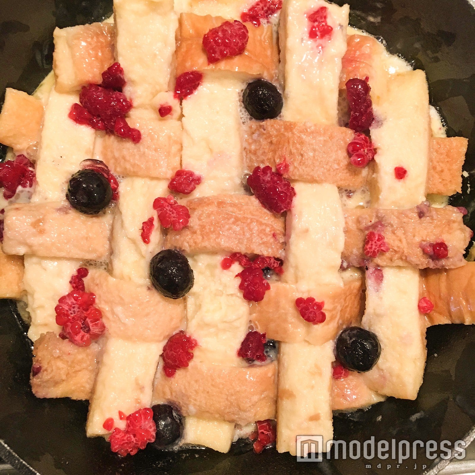 上からベリーをトッピング／画像提供：柏原歩