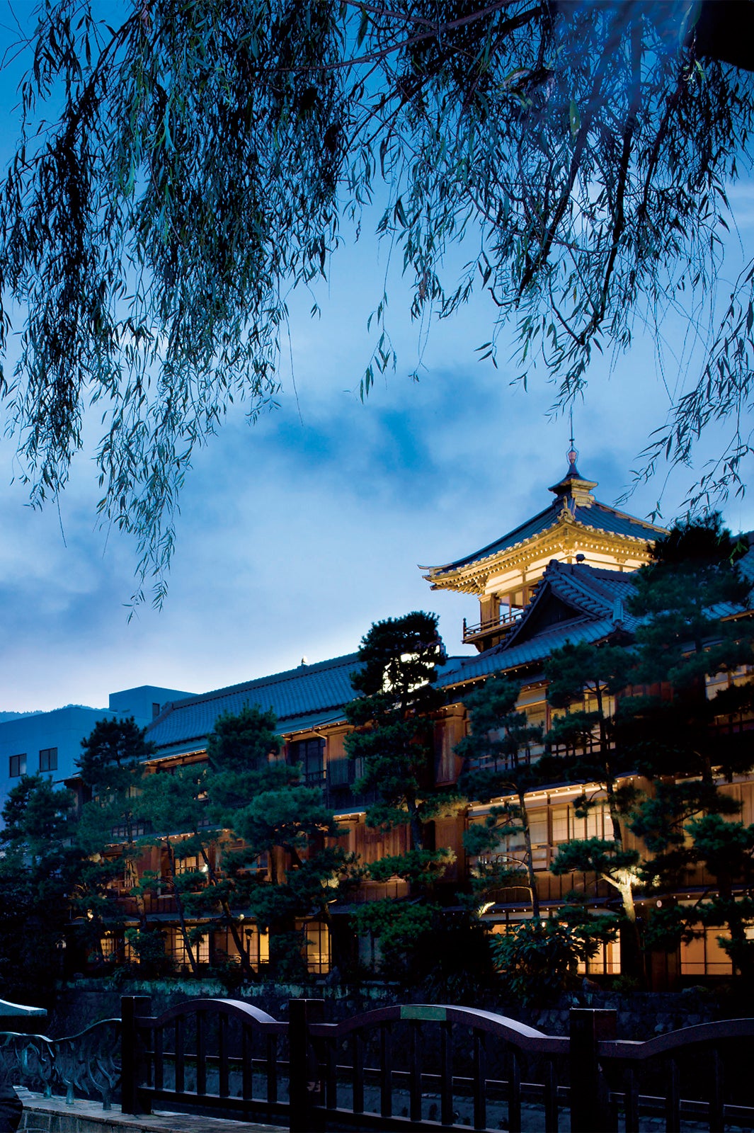 日中の「東海館」も素敵ですが、優しい灯りがともる夜間の雰囲気はまるでファンタジー映画のワンシーン（提供画像）