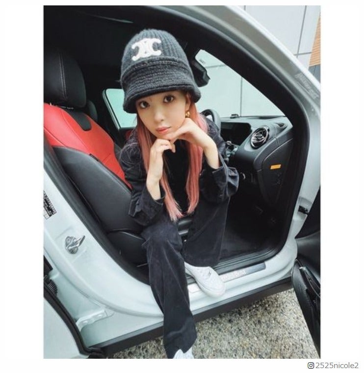 藤田ニコル「毎日マイカーで出勤」総額700万ベンツでキメショット「かっこよすぎ」「助手席乗せて」の声
