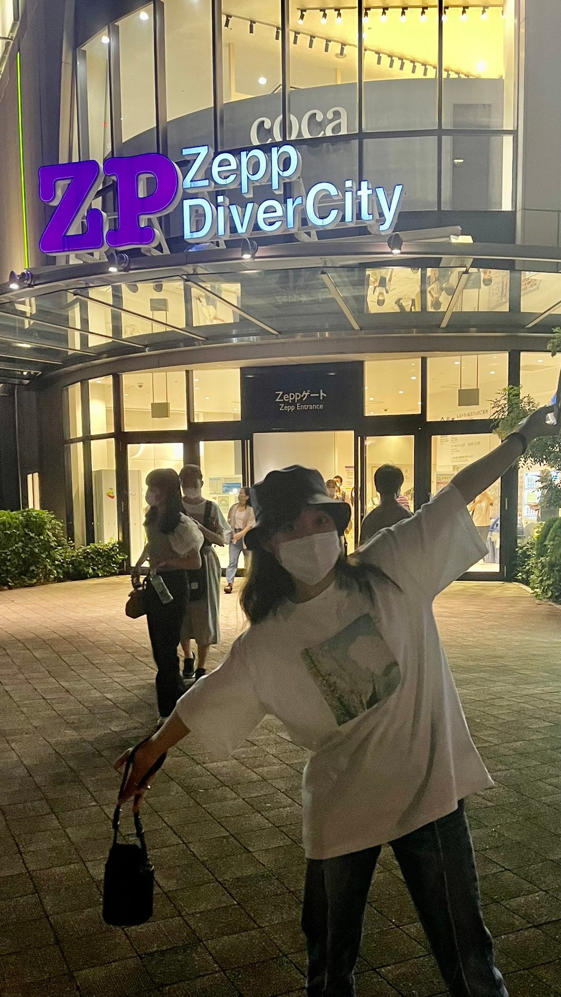 橋本環奈、adieu（上白石萌歌）グッズTシャツ着用でライブ参戦「推しは今日も輝いてた」