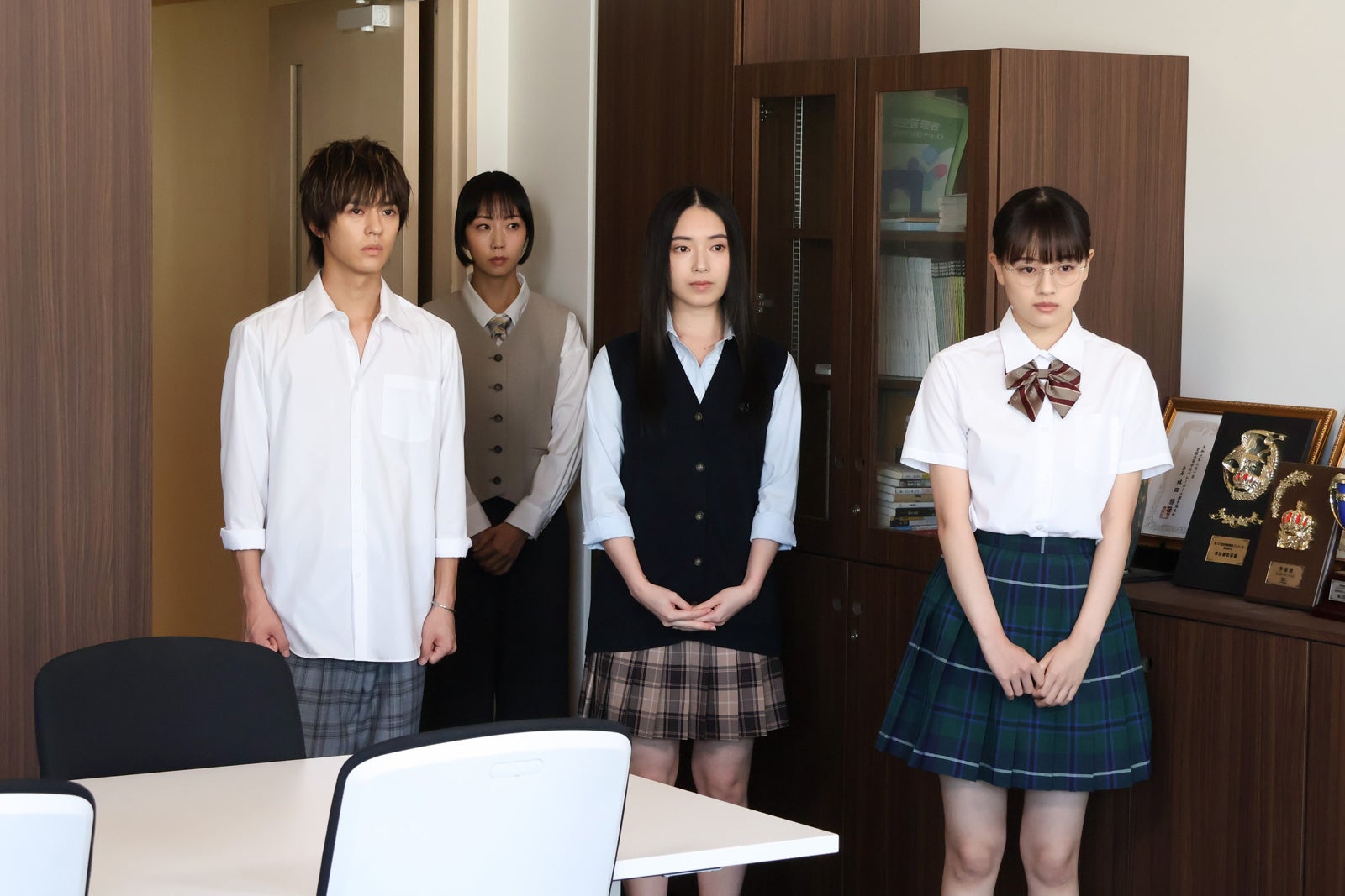 （左から）奥野壮、木南晴夏、大原梓、上坂樹里「ビリオン×スクール」第10話より（C）フジテレビ