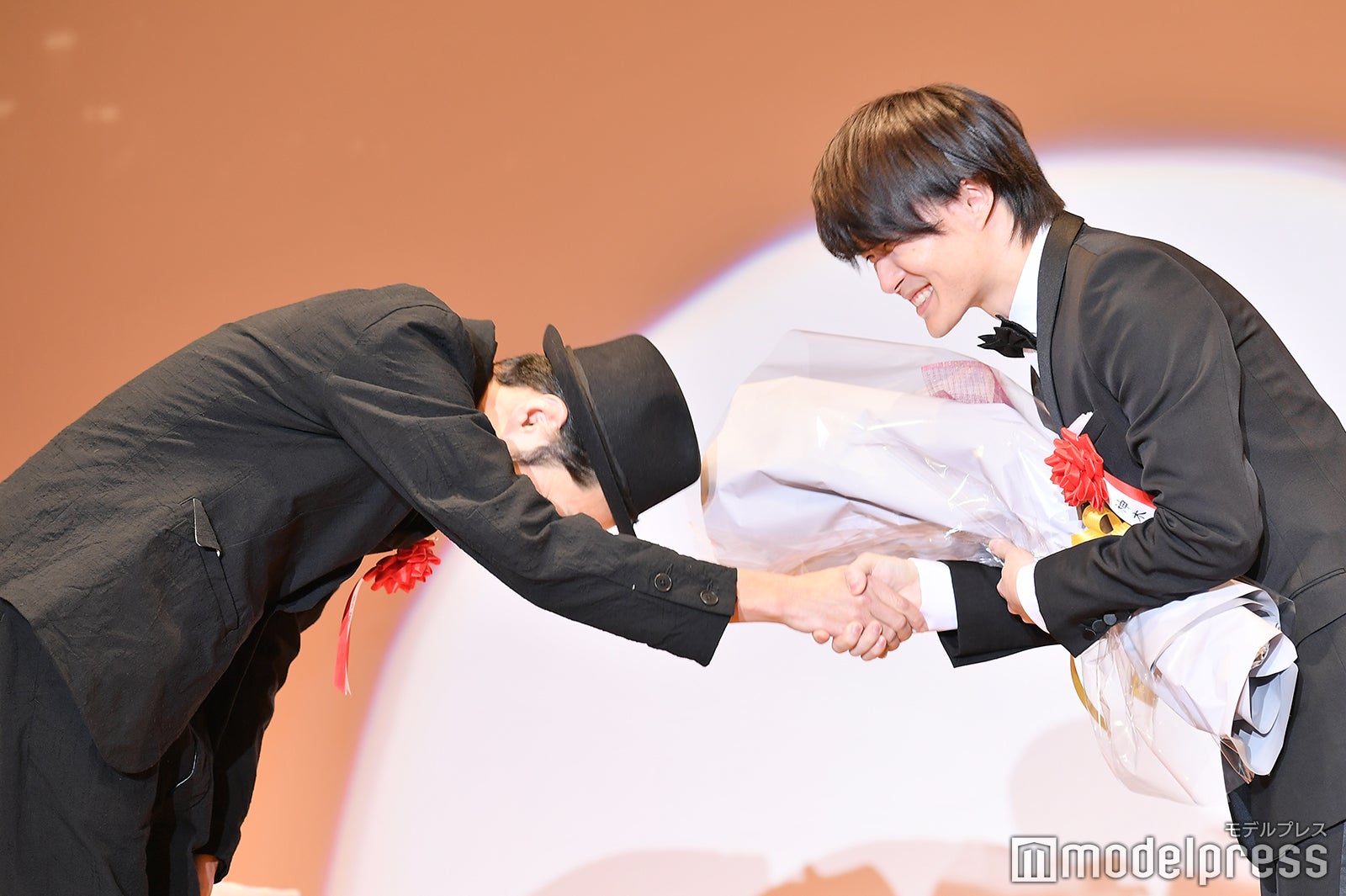 宮藤官九郎、神木隆之介と固い握手（C）モデルプレス