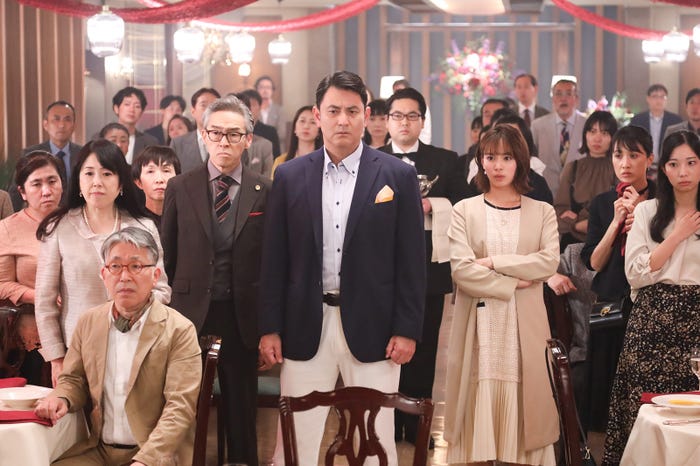 浅野和之、藤本隆宏、関水渚/「元彼の遺言状」第5話より(C)フジテレビ